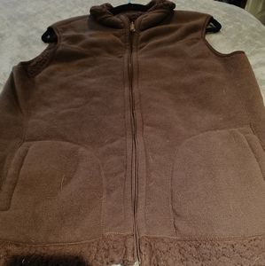 Sleevless brown fleece jacket